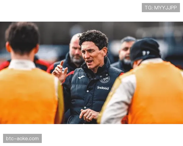 人物特写：阿森纳定位球教练乔弗在训练场上的“魔法笔记本”